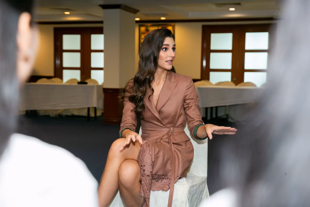 Người đẹp cho biết tiêu chí chấm thi của cô là tìm ra thí sinh có vẻ đẹp tâm hồn bên cạnh sự lộng lẫy về hình thức. Đồng thời, người đẹp phải mang được nét bản sắc của dân tộc mình.