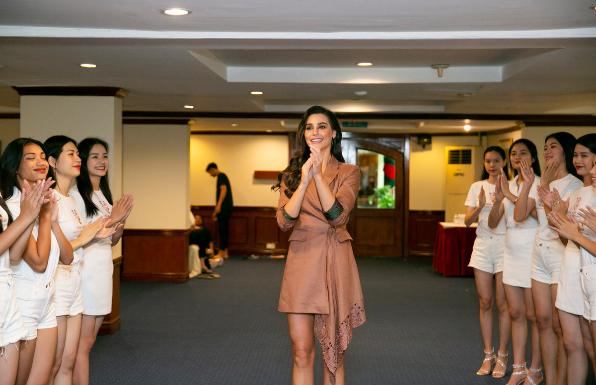 Trong lịch trình, Lindsey Coffey cũng dành thời gian để chia sẻ một số kinh nghiệm về trình diễn, ứng xử đối với top 30 người đẹp Hoa hậu các Dân tộc Việt Nam.
