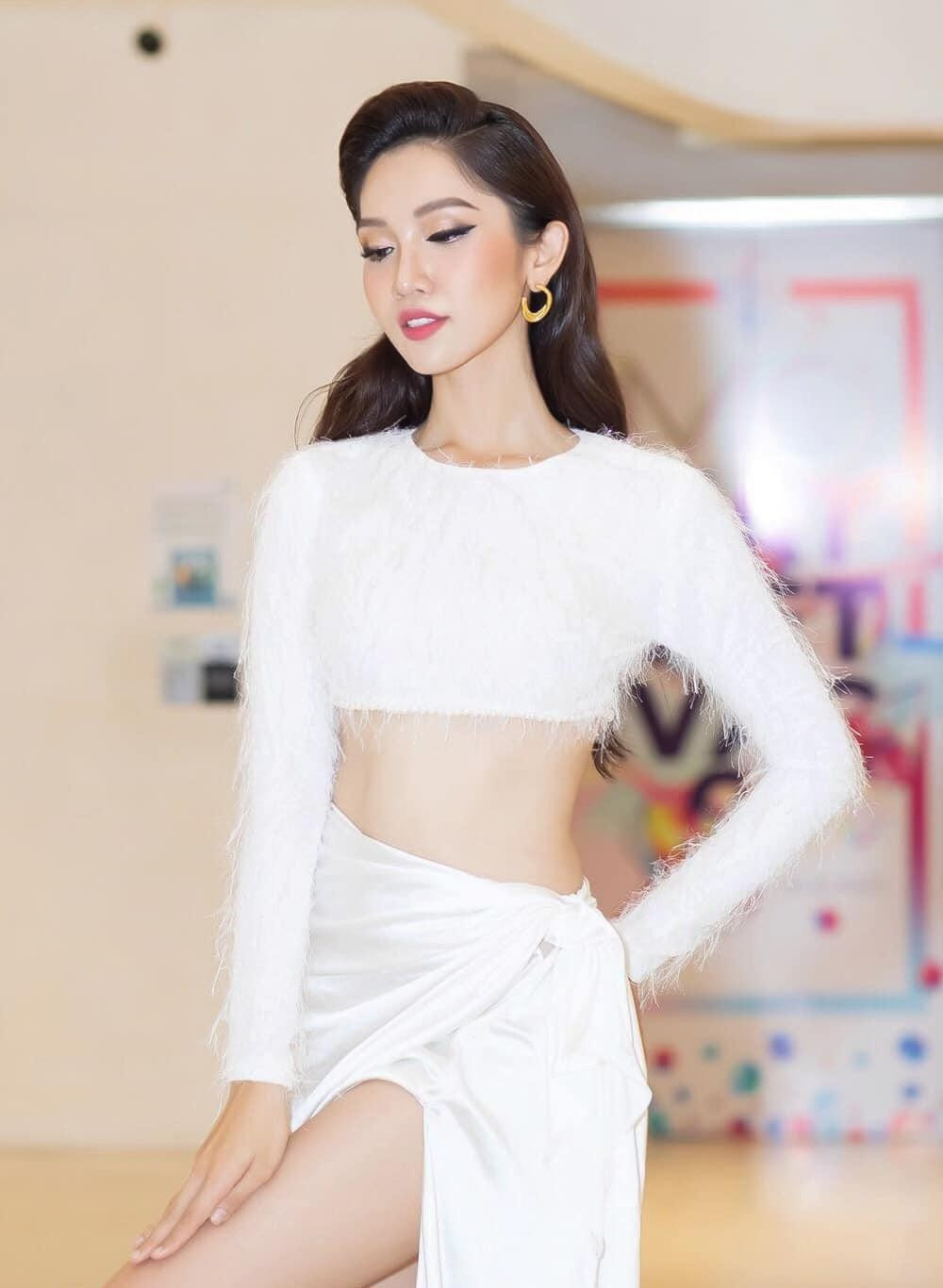 Người đẹp chọn phong cách trang điểm nhẹ nhàng và mái tóc uốn xoăn nhẹ để tôn lên vẻ nữ tính, yêu kiều.