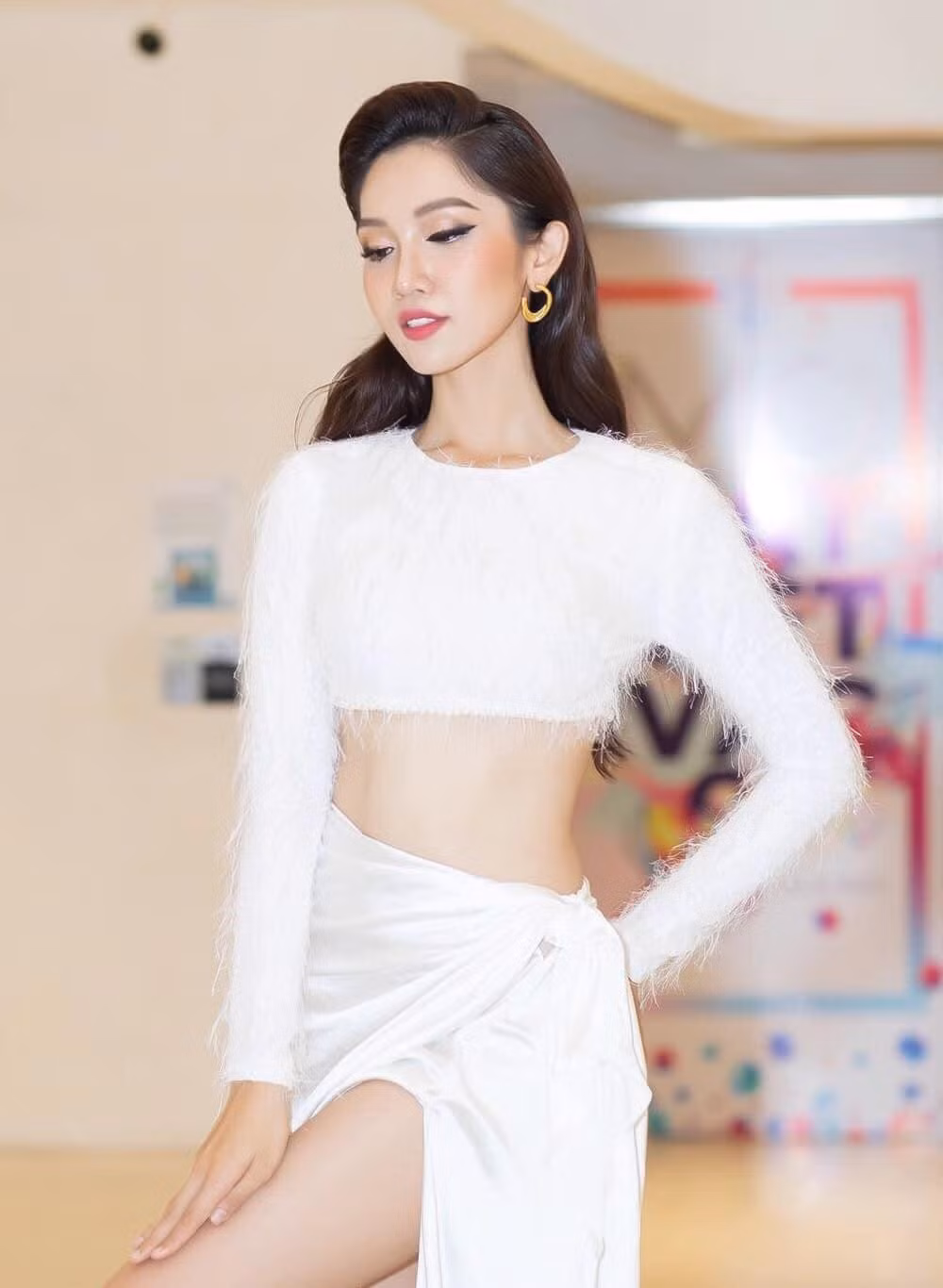 Người đẹp chọn phong cách trang điểm nhẹ nhàng và mái tóc uốn xoăn nhẹ để tôn lên vẻ nữ tính, yêu kiều.