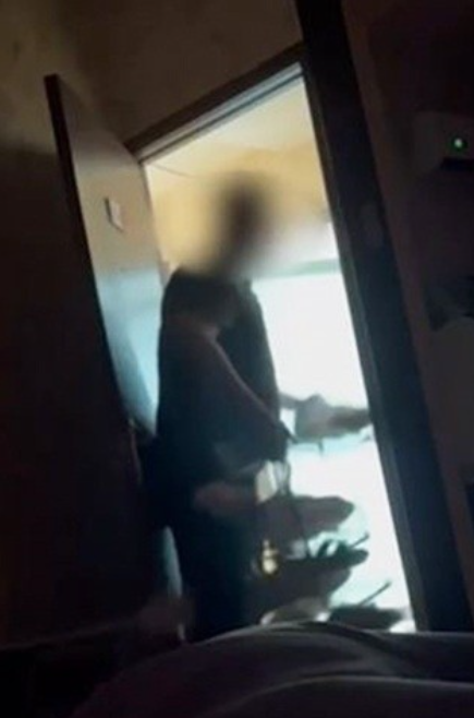 Chu tro pha cua xong vao phong, ban gai bi 'lo hang'