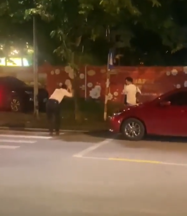 Bat gap ban gai dang om nhan tinh ben duong, anh chang co hanh dong la khien co gai khoc nuc no-Hinh-2