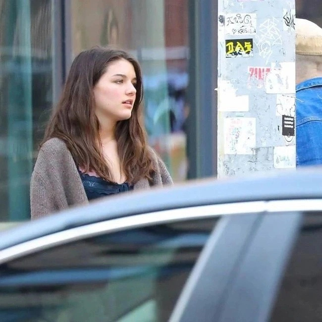 Trong số những người con của các ngôi sao Hollywood, Suri là cô bé có cuộc sống bình dị nhất. Nữ sinh 16 tuổi không xuất hiện trong các sự kiện giải trí cùng mẹ. Những hình ảnh của Suri do cánh săn ảnh ghi lại đều ở ngoài đường phố, trường học. Đó là cách mà Katie Holmes luôn cố gắng để dạy dỗ, bảo vệ con gái cô từ lúc nhỏ đến khi trưởng thành.