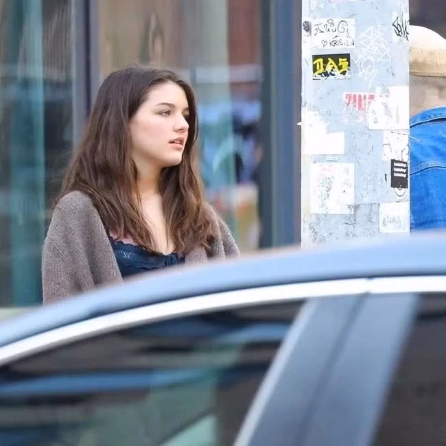 Trong số những người con của các ngôi sao Hollywood, Suri là cô bé có cuộc sống bình dị nhất. Nữ sinh 16 tuổi không xuất hiện trong các sự kiện giải trí cùng mẹ. Những hình ảnh của Suri do cánh săn ảnh ghi lại đều ở ngoài đường phố, trường học. Đó là cách mà Katie Holmes luôn cố gắng để dạy dỗ, bảo vệ con gái cô từ lúc nhỏ đến khi trưởng thành.