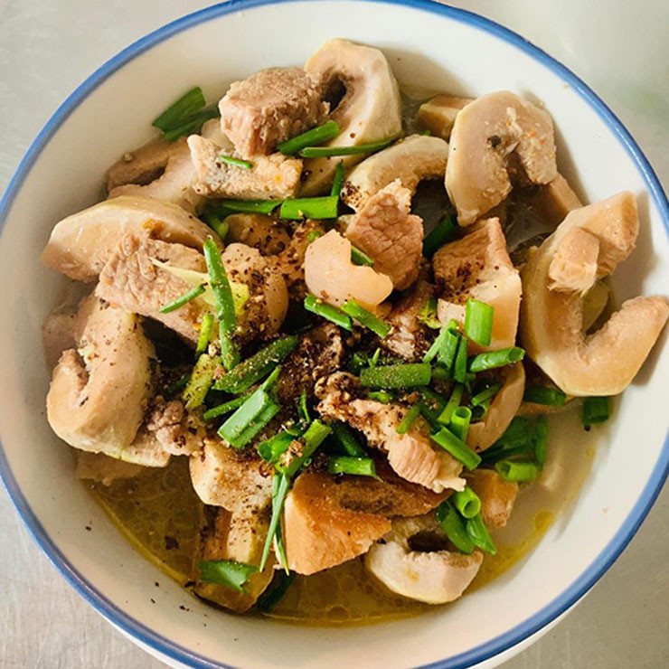 Ở thành phố, loại quả này “đội giá” lên từ 70.000 - 80.000 đồng/kg. Các cửa hàng bán nông sản hay trên các sàn thương mại điện tử đều có thể tìm mua loại quả này.