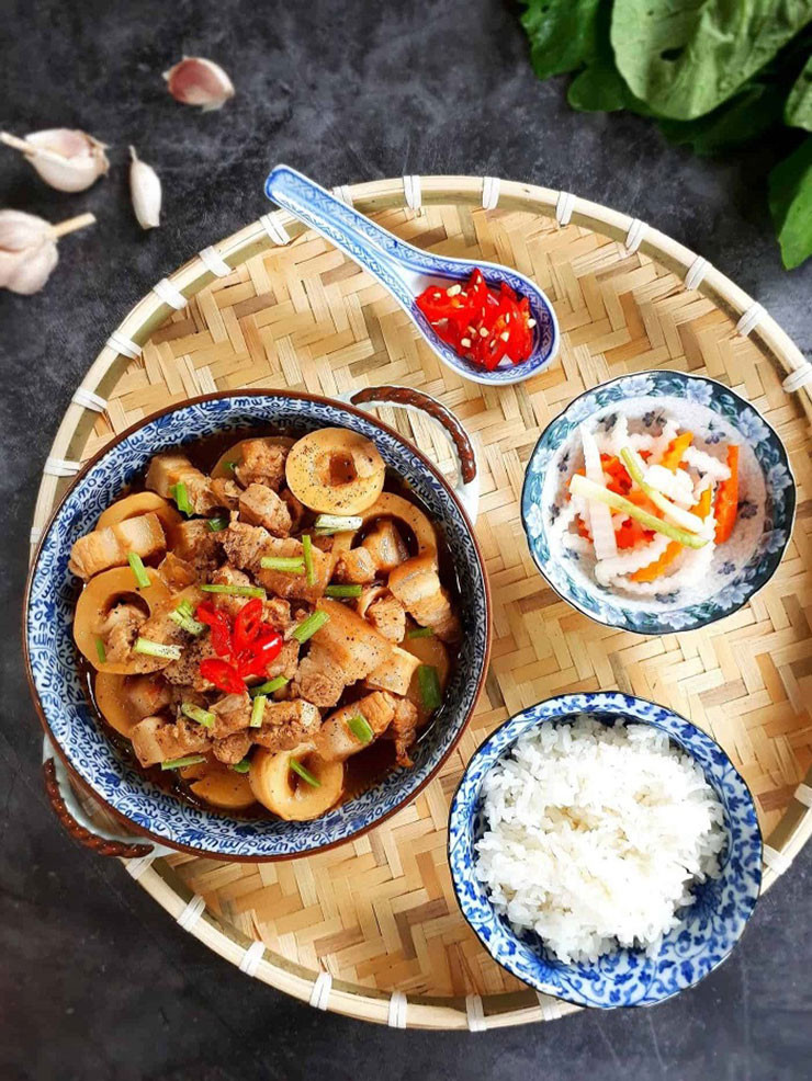 Trái vả mọc theo thân, cành cây, mọc thành từng chùm, mỗi chùm có hơn cả chục trái xanh tươi, mỗi trái lớn bằng nắm tay