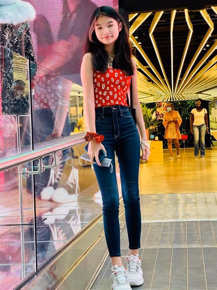 Đang ở độ tuổi phát triển, Bảo Tiên thường đi ngủ lúc 22h và đủ 8 tiếng mỗi ngày, giúp chiều cao được tăng trưởng tối ưu. Với chế độ sinh hoạt khoa học, con gái Trương Ngọc Ánh và Trần Bảo Sơn được dự đoán sẽ còn phát triển chiều cao vượt trội trong độ tuổi dậy thì, sớm trở thành đại mỹ nhân.