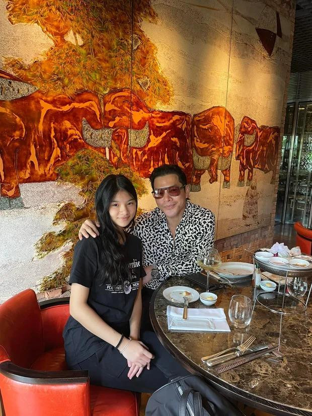 hiều người nhận xét Devon Bảo Tiên có lợi thế về nhan sắc, chiều cao và học vấn tốt nên hoàn toàn có thể dấn thân vào showbiz như thi hoa hậu trong tương lai.