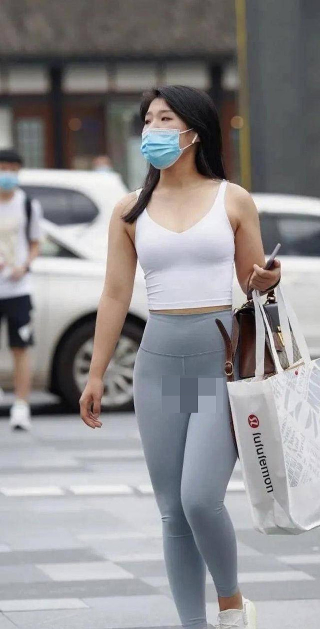 Nếu như trước đây, quần tập gym thường giới hạn trong phòng kín, dành cho các không gian luyện tập thể thao thì nay chị em lại “tranh thủ” diện nó như một item thông dụng xuống phố.