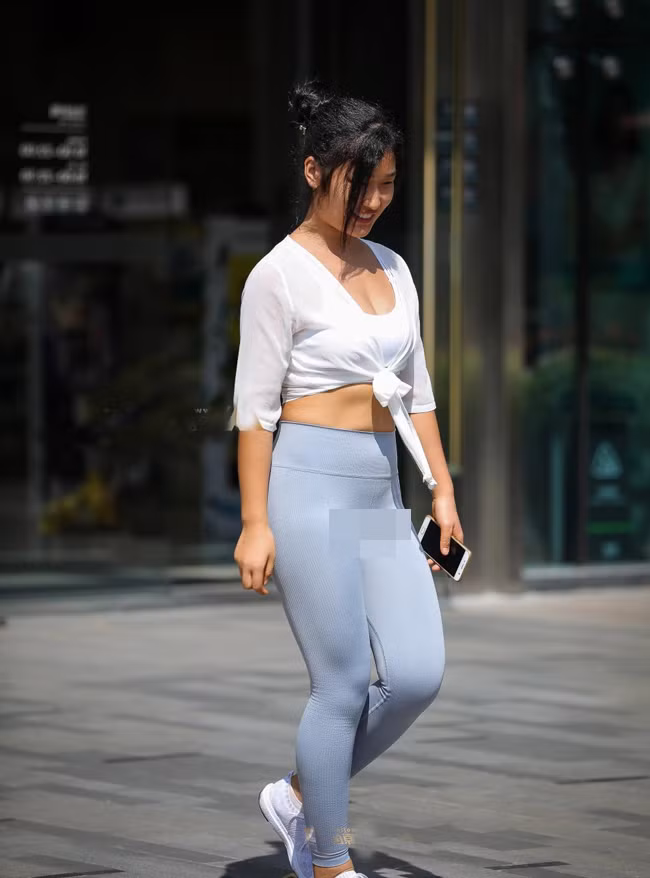 Diện quần tập ra phố không còn là chuyện xa lạ với nhiều chị em.