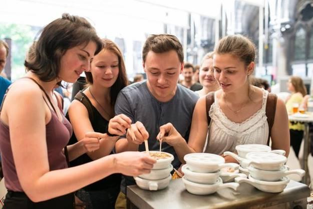 Món escargot để lạnh thường là món đầu tiên được phục vụ trong những lễ hội quốc gia. Các bằng chứng khảo cổ cho thấy người châu Âu đã ăn ốc sên từ thời La Mã và Hy Lạp cổ đại, nhưng Pháp - cụ thể là Burgundy - là nơi gắn liền với món ăn này. Ảnh: CosmopoliClan.