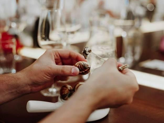 Một trong những nơi bạn có thể thưởng thức nhiều món ngon từ ốc sên là Paris. Ốc sên thường được dọn ra đĩa, đi kèm dĩa hoặc xiên đặc biệt để thực khách khêu chúng ra và thưởng thức. Ảnh: Matador Network.