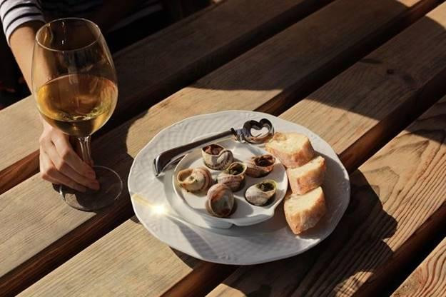 Tại đây, du khách có nhiều món chế biến từ ốc sên để lựa chọn. Trong đó, món nổi tiếng nhất là Escargots à la Bourguignonne, gồm ốc sên nướng rưới sốt bơ tỏi béo ngậy. Ảnh: Gugumuck.