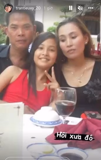 Hoa hau Tieu Vy thoi den nhem, rang khap khenh khong nhan ra