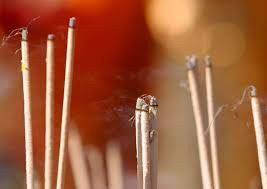 Trong 3 nén hương này, nén ở giữa là hưởng chủ, gọi là hương Giáo chủ; nén bên trái là hương Thanh Long; còn nén bên tay phải là hương Bạch Hổ. Mục đích của việc thắp 3 nén hương này là linh ứng báo tin, bảo vệ người trong nhà và xua đuổi mọi tai ương. 