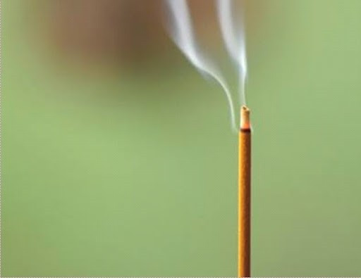 Hiện nay, khi đi lễ chùa, ta thường thấy biển “mỗi người chỉ nên thắp một nén”, đây là cách mà đền chùa tránh lãng phí, tránh gây ô nhiễm, cháy nổ... Một nén hương tuy bé nhỏ nhưng mang nhiều ý nghĩa. Một nén hương gọi là tâm hương.