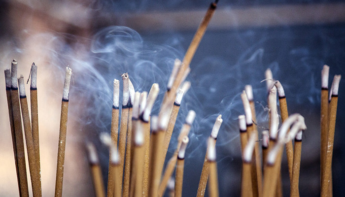 Thắp hương là một cử chỉ chứa đầy tinh thần, nét văn hóa của người Việt. Mùi hương là mùi thơm quen thuộc trong nhà hằng triệu triệu người Á Châu, là mùi thơm đặc biệt của ngày đầu năm đi chùa lễ Phật, hay các buổi lễ tưởng nhớ gia tiên.