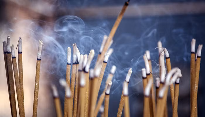 Thắp hương là một cử chỉ chứa đầy tinh thần, nét văn hóa của người Việt. Mùi hương là mùi thơm quen thuộc trong nhà hằng triệu triệu người Á Châu, là mùi thơm đặc biệt của ngày đầu năm đi chùa lễ Phật, hay các buổi lễ tưởng nhớ gia tiên.