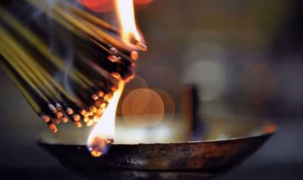 Tuy nhiên, 9 nén hương hay 1 nén hương cũng giống nhau về ý nghĩa, đó chính là lòng thành. Nén hương, cũng có thêm một ý nghĩa đặc biệt khác nữa, đó là thắp hương để nhớ đến sự vô thường.