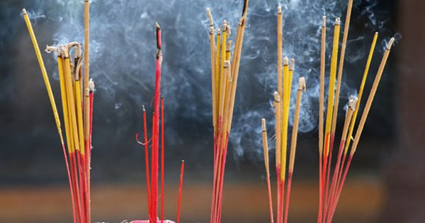  Ý nghĩa thắp 7, 9 nén hương. Số 7 và số 9 được tượng trưng cho số lượng “vía” của con người, khi người ta muốn xin ơn cho cá nhân. Ngoài ra, còn quan điểm khác về cách thắp 7 và 9 nén hương như sau: