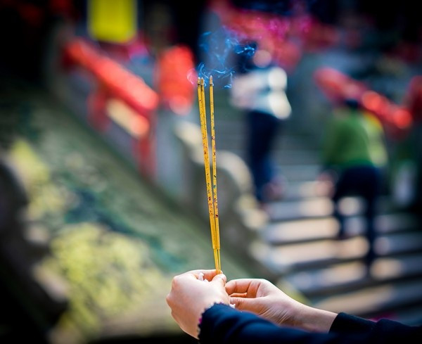 Theo Đạo giáo, 3 nén hương này gọi là Tam Thanh Hương, trong đó Tam Thanh là Ngọc Thanh: Thiên tôn nguyên thủy; Thượng Thanh: Thiên tôn Linh Bảo và Thái Thanh: Thiên tôn Đạo Đức.