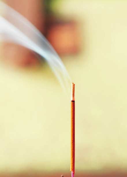 Tuy chỉ một nén nhưng nén tâm hương lại bao gồm ý nghĩa năm sắc hương: giới hương (tự nhắc nhở mình hướng thiện để tâm luôn trong sáng); định hương (giữ cho lòng yên ổn không bị cái xấu); tuệ hương (làm cho trí não luôn sáng suốt để thu nhận được những điều tốt đẹp, thiện lương); tri kiến hương (giúp ta vững tin phát triển năng lực, trí tuệ); giải thoát hương (giúp ta buông xả mọi ưu phiền cũng như những ham muốn tội lỗi). 