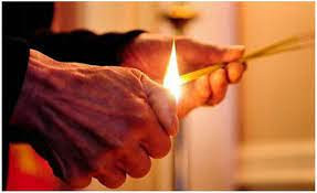 Vì thế, ngoại trừ thắp 2 nén hương cho người khuất trong thời gian còn để tang thì hầu như mọi người đều thắp số lẻ cho các việc thờ cúng…khi thắp lên bày tỏ sự tôn trọng và tấm lòng thành khẩn của con người.