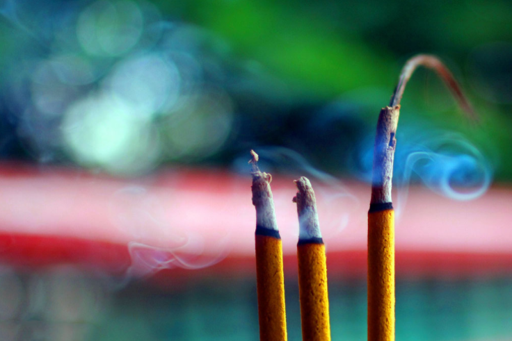  Ý nghĩa thắp 3 nén hương. Cách thắp hương này thể hiện ý nghĩa là Tâm nhang (lòng thành), Giới nhang (theo lời răn dạy của Phật thánh tổ đường) và Định nhang (tuyệt đối không thay lòng đổi dạ).Theo Đạo Phật, cách thắp 3 nén hương này gọi là Tam Bảo Hương. Tam Bảo chính là Phật, Pháp và Tăng.