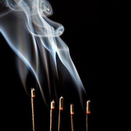  Ý nghĩa thắp 5 nén hương. Thắp 5 nén hương có ý nghĩa là 5 phương trời đất, 5 hướng thần linh. Theo phong thủy thì là Ngũ hành: Kim, Mộc, Thủy, Hỏa, Thổ. Thông thường có 2 cách để cắm 5 nén hương vào bát hương trên bàn thờ.