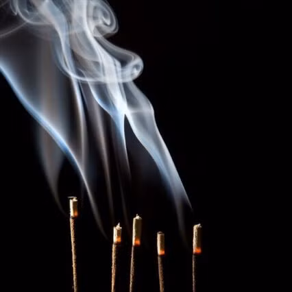  Ý nghĩa thắp 5 nén hương. Thắp 5 nén hương có ý nghĩa là 5 phương trời đất, 5 hướng thần linh. Theo phong thủy thì là Ngũ hành: Kim, Mộc, Thủy, Hỏa, Thổ. Thông thường có 2 cách để cắm 5 nén hương vào bát hương trên bàn thờ.