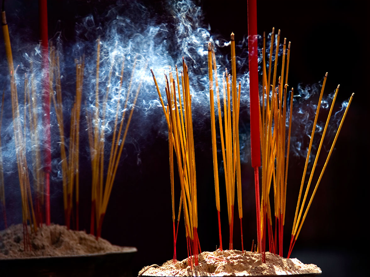 9 nén hương: Được gọi là Cửu cửu liên hoàn hương, được bày theo 3 hàng và 3 cột, trên mời Ngọc Hoàng Đại Đế, dưới mời Thập điện Diêm Vương. Đây được coi là tín hiệu dùng để cầu cứu, trong trường hợp bất đắc dĩ và hầu như không có sự trợ giúp nào của con người thì mới sử dụng, hy vọng Ngọc Hoàng Đại Đế và Thập điện Diêm Vương cứu giúp muôn dân, cứu khổ cứu nạn.