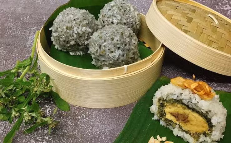 Trước đây, rau khúc mọc đầy vườn và đồng ruộng. Còn bây giờ nó trở thành thứ rau đặc sản được ưa chuộng ở thành phố