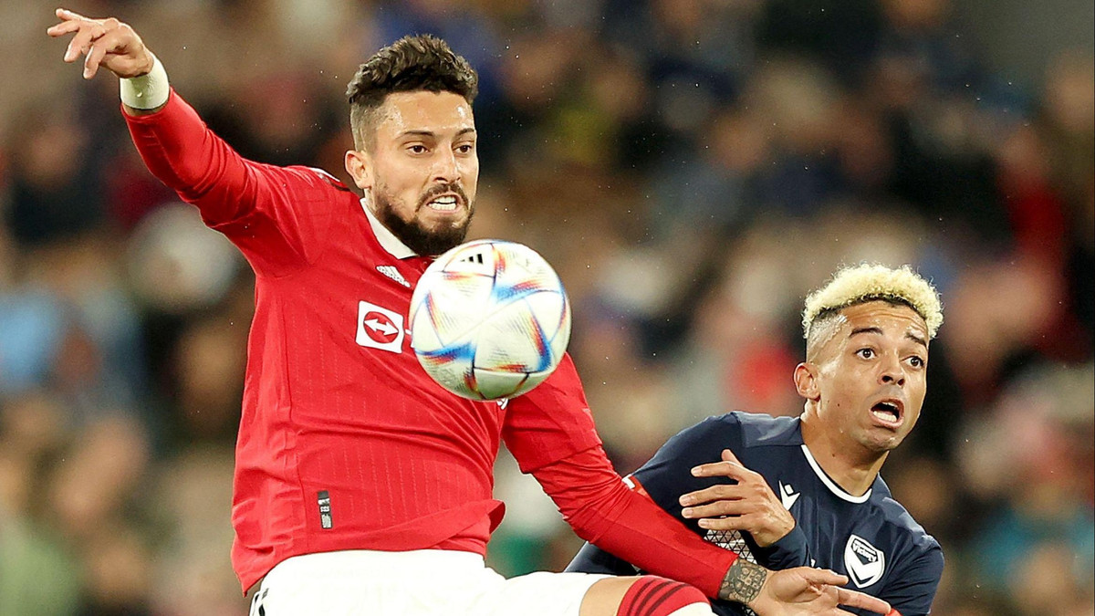 Những lần được trao cơ hội vào sân, Telles hiếm khi mang tới khác biệt. Cầu thủ này đơn giản chơi ở mức tròn vai. Tốc độ và thể lực là hạn chế của Telles khi chơi tại Premier League. Hiện tại, Porto có ý định đưa Telles về lại Bồ Đào Nha chơi bóng.