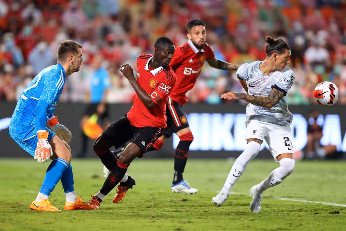 Ở chiều ngược lại, theo Sky Sports, Man Utd sẵn sàng đẩy đi 3 cầu thủ không còn trong kế hoạch mùa tới. Sau khi Man Utd chiêu mộ thành công Lisandro Martinez, Eric Bailly chỉ còn là lựa chọn thứ 5 ở hàng thủ. Theo Daily Mail, "Quỷ đỏ" sẵn sàng lắng nghe lời đề nghị dành cho Bailly. Nếu bán được Bailly, MU sẽ tiết kiệm một khoản lương lớn thay vì phải trả 87.000 bảng mỗi tuần cho cầu thủ này.