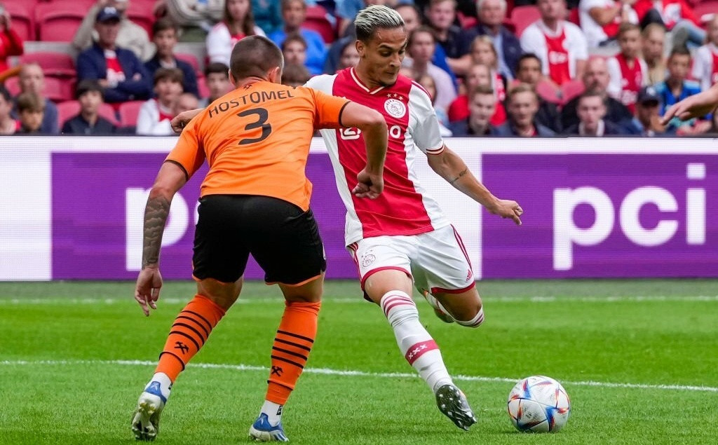 Antony nằm trong tầm ngắm của MU ở kỳ chuyển nhượng hè 2022. Theo Times, Ajax ra giá 68 triệu bảng mới chấp nhận để Antony ra đi. HLV Erik ten Hag muốn tái hợp cậu học trò cũ tại MU. Tuy nhiên, "Quỷ đỏ" chưa đạt được thỏa thuận về mức phí chuyển nhượng. Họ đang đàm phán để Ajax giảm giá bán.