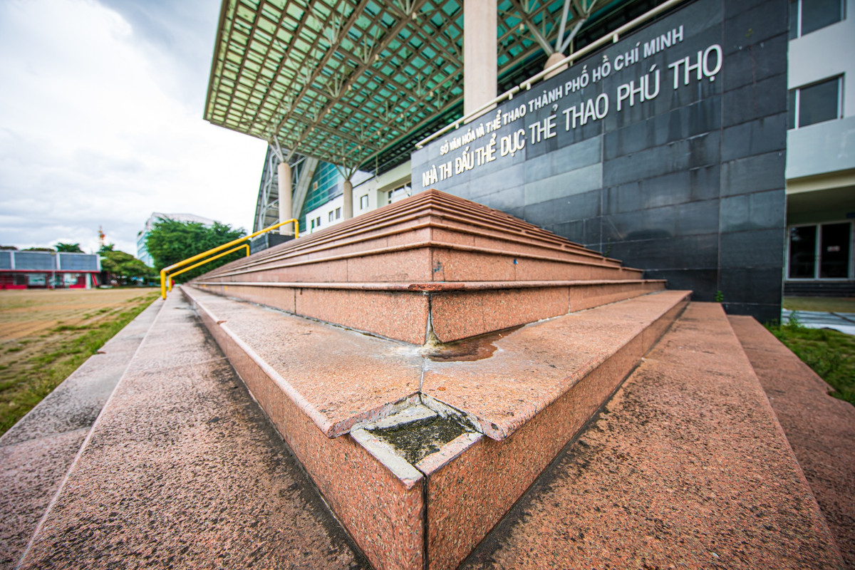 Sau gần 20 năm đi vào hoạt động, nhiều hạng mục nơi đây xuống cấp rõ rệt. Trong ảnh là các tấm ốp bậc thang dẫn vào nhà thi đấu đã bong tróc, cáu bẩn vì không được vệ sinh thường xuyên.