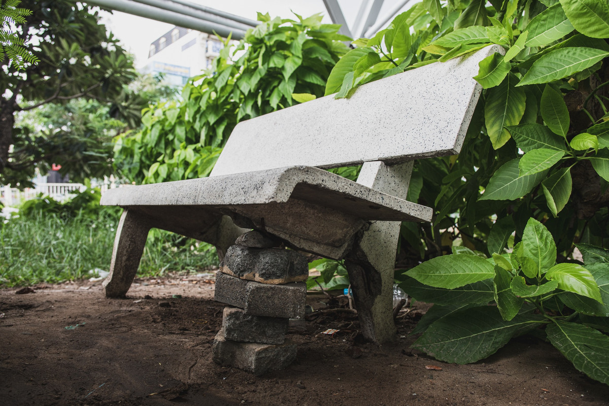 Nhiều ghế đá hư hỏng, gãy chân.