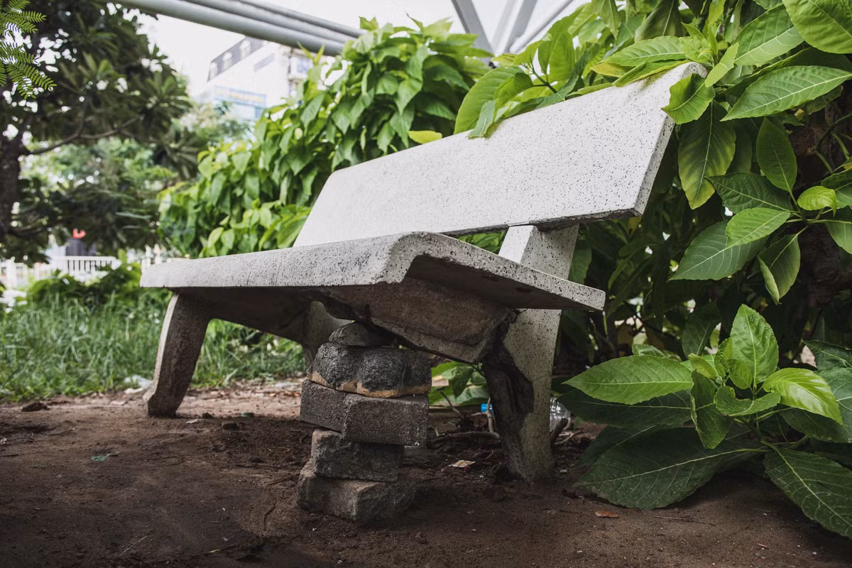 Nhiều ghế đá hư hỏng, gãy chân.