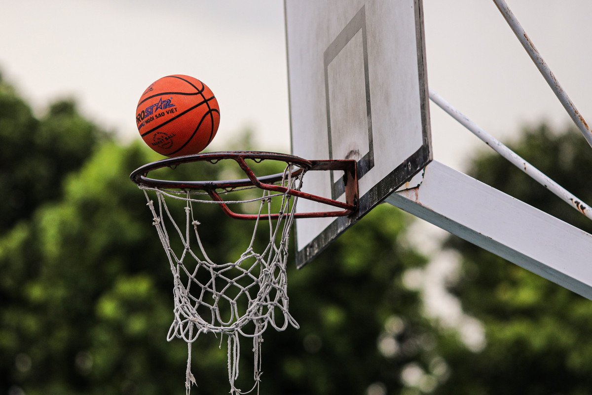 Thiết bị thi đấu bóng rổ hư hỏng nhưng chưa được thay thế.