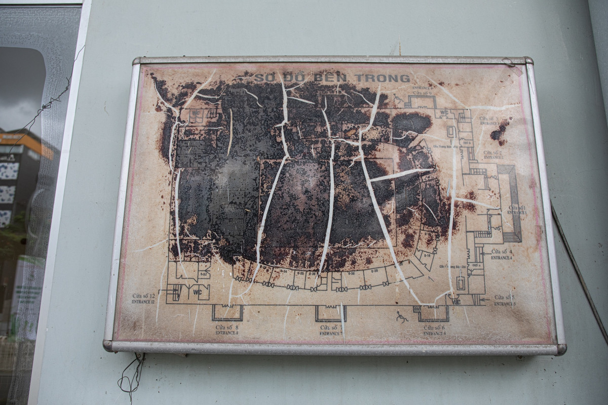 Tấm bảng hiển thị sơ đồ bên trong nhà thi đấu không được thay mới.