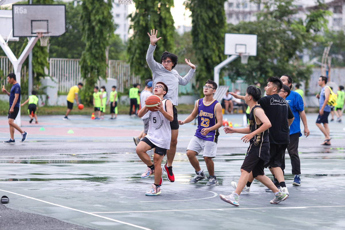 Khu vực thi đấu, tập luyện bóng rổ ngoài trời cũng đang trong tình trạng xuống cấp.