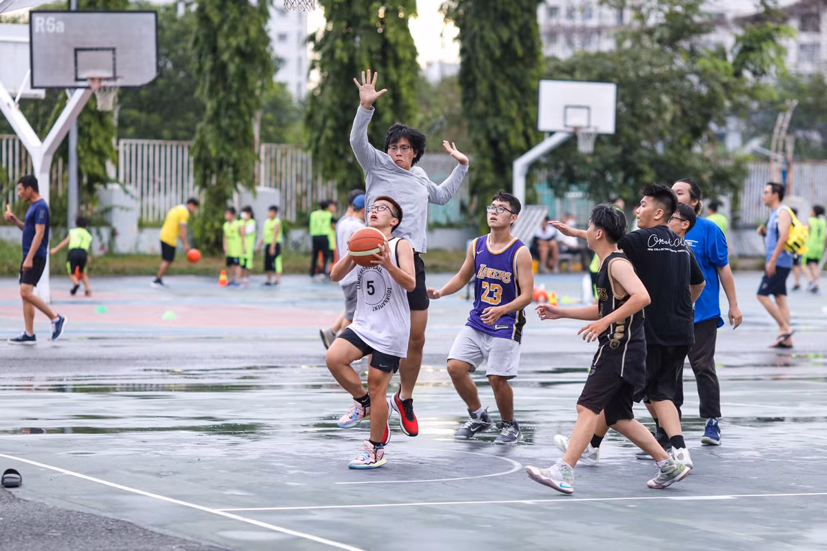 Khu vực thi đấu, tập luyện bóng rổ ngoài trời cũng đang trong tình trạng xuống cấp.