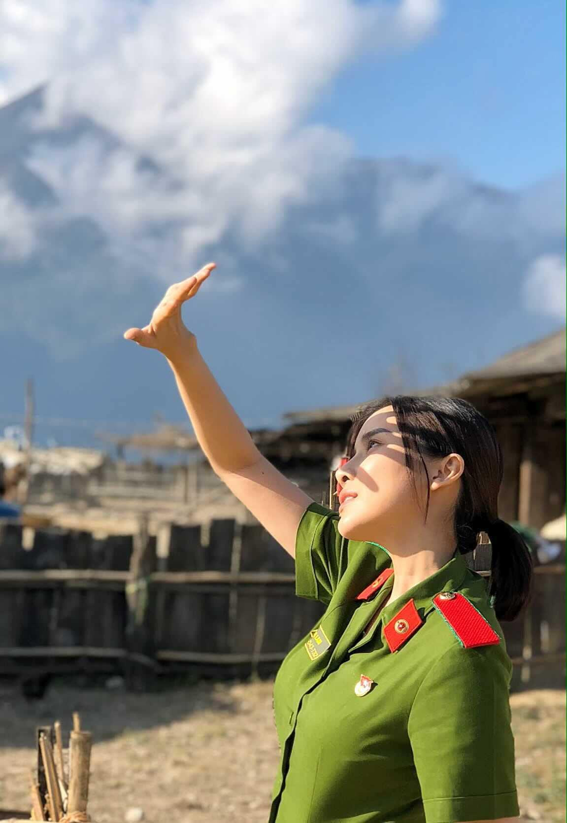 Sở hữu chiều cao nổi bật cùng vóc dáng cân đối, khuôn mặt xinh đẹp, Cao Thái Hà được coi là một trong những nữ công an xinh đẹp nhất nhì của màn ảnh Việt.