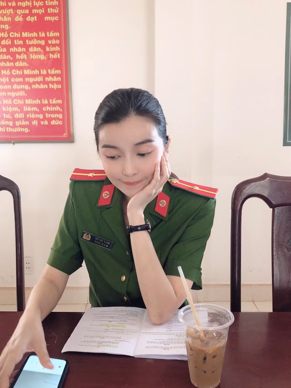 Thời gian gần đây, Cao Thái Hà cũng được coi là một mỹ nhân vào vai chiến sĩ công an nhân dân trong bộ phim gây nhiều tranh cãi Bão ngầm. Vào vai thiếu úy Hạ Lam - một trinh sát ngầm có nhiều đấu tranh ngầm trong nội tâm khiến Cao Thái Hà nhận được nhiều chú ý từ phía khán giả.