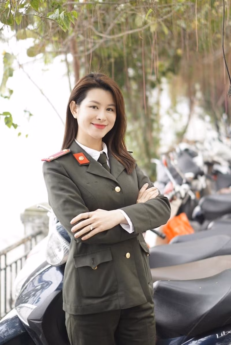 Ít ai biết, ngoài đời, Lưu Huyền Trang cũng là một nữ chiến sĩ công an nhân dân. Thời gian gần đây, cô quay trở lại màn ảnh nhỏ với bộ phim Thương ngày nắng về. Dù vào vai diễn nào, Huyền Trang cũng để lại nhiều ấn tượng với khán giả nhờ lối diễn chân thật, duyên dáng.