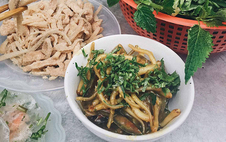 Người dân Hải Phòng còn gọi chúng là giá biển, có lớp vỏ màu xanh, thoạt nhìn khá giống con trai. Phần thịt mềm và ngọt.