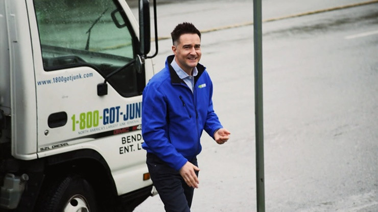 Công ty đổi tên thành1-800-GOT-JUNK cung cấp thêm dịch vụ sơn nhà, vệ sinh đồ dùng gia đình.