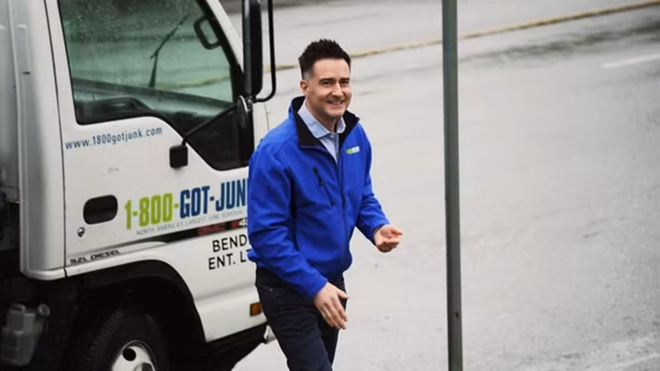 Công ty đổi tên thành1-800-GOT-JUNK cung cấp thêm dịch vụ sơn nhà, vệ sinh đồ dùng gia đình.