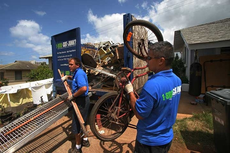 Dịch vụ này có tên là The Rubbish Boys. Từ số tiền tiết kiệm, Scudamore (sống ở Mỹ) mua ô tô cũ để chở rác, số tiền còn lại dành cho việc quảng bá và in tờ rơi.