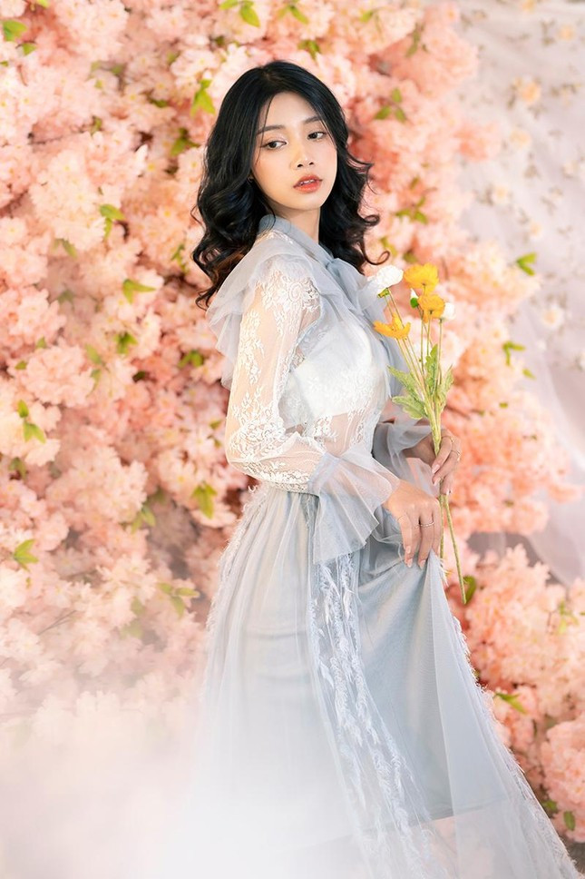 Thu Hường chia sẻ: “Đứng giữa vườn hoa này, mình đã nghĩ rằng, nếu có một dòng suối nhỏ chảy qua thì sẽ rất diễm lệ. Vậy nên, mình đã chọn một bộ váy màu xanh, để tạo cảm giác nhìn vào sẽ dễ chịu hơn trong thời tiết mùa hè này, cũng giống như tượng trưng cho con suối nhỏ, chảy qua”.